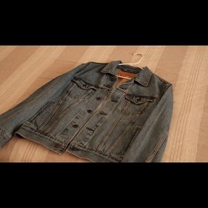 Levi’s denim trucker jacket in size medium